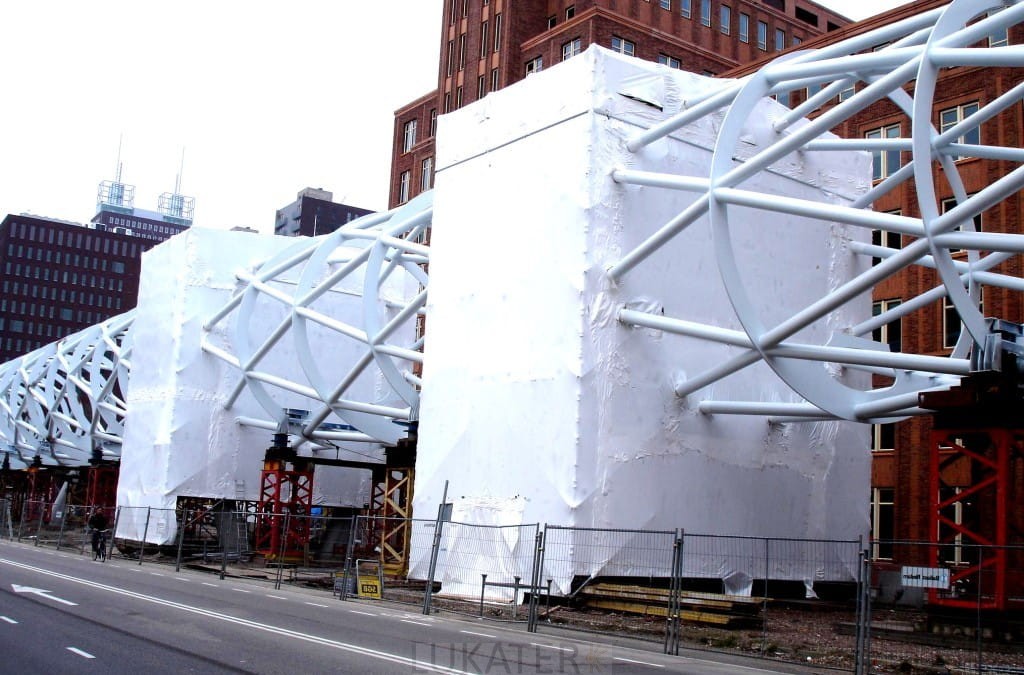 Gruba folia termokurczliwa do rusztowań i konstrukcji zewnętrznych.